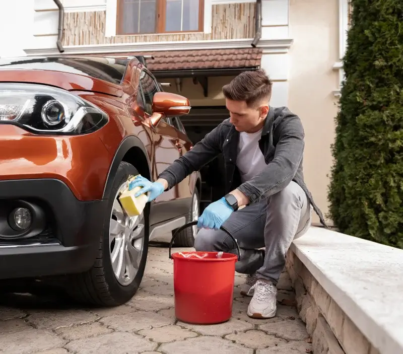 Lavage auto à domicile Île-d'Houat : professionnel intervenant sur un véhicule